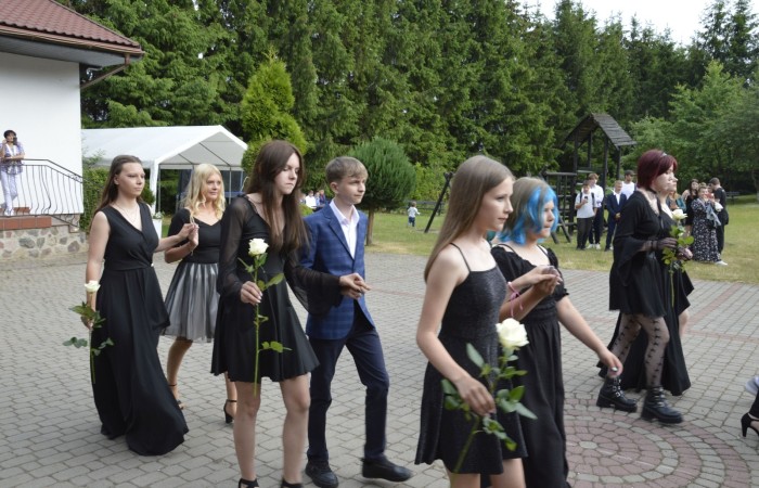 15 czerwca odbył się bal ósmoklasisty. Wieczorek pożegnalny przygotowali rodzice. Zaproszona została dyrekcja szkoły oraz nauczyciele i wychowawcy, którzy pełnili tę rolę w klasach I-III i IV-VIII. Nasi ósmoklasiści prezentowali się bardzo wytwornie i elegancko, w strojach wybranych specjalnie na ten wieczór. Uroczystego otwarcia w obecności wszystkich zebranych dokonał dyrektor szkoły Pani Agnieszka Cieklińska. Uczniowie przygotowali też bardzo wzruszające podziękowania dla swoich rodziców, nauczycieli, wychowawców i pracowników szkoły. Byliśmy też świadkami przepięknego poloneza w wykonaniu tegorocznych absolwentów przygotowanych przez Pana Marka Białogrzywego. Oprawę muzyczną podczas imprezy zapewniał profesjonalny DJ Dyzio, więc każdy mógł się bawić w rytmach największych i najbardziej popularnych przebojów. Nie zabrakło także sesji fotograficznej. Wszyscy bawili się wybornie. Z pewnością uroczystość ta pozostanie dla wszystkich miłym wspomnieniem.