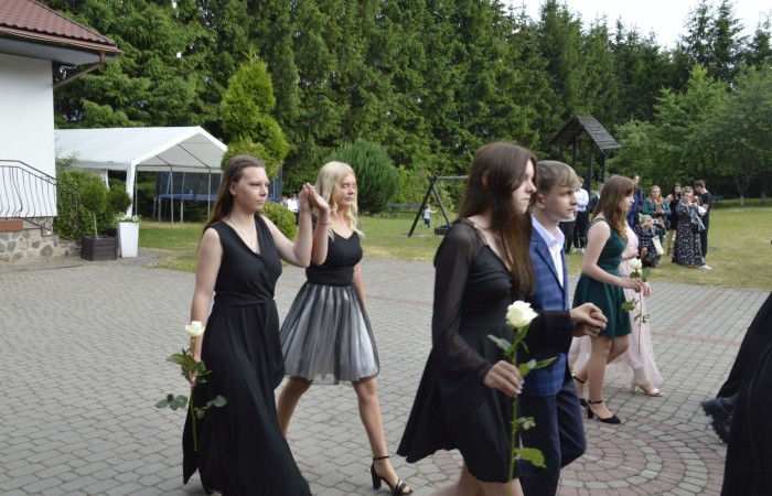 15 czerwca odbył się bal ósmoklasisty. Wieczorek pożegnalny przygotowali rodzice. Zaproszona została dyrekcja szkoły oraz nauczyciele i wychowawcy, którzy pełnili tę rolę w klasach I-III i IV-VIII. Nasi ósmoklasiści prezentowali się bardzo wytwornie i elegancko, w strojach wybranych specjalnie na ten wieczór. Uroczystego otwarcia w obecności wszystkich zebranych dokonał dyrektor szkoły Pani Agnieszka Cieklińska. Uczniowie przygotowali też bardzo wzruszające podziękowania dla swoich rodziców, nauczycieli, wychowawców i pracowników szkoły. Byliśmy też świadkami przepięknego poloneza w wykonaniu tegorocznych absolwentów przygotowanych przez Pana Marka Białogrzywego. Oprawę muzyczną podczas imprezy zapewniał profesjonalny DJ Dyzio, więc każdy mógł się bawić w rytmach największych i najbardziej popularnych przebojów. Nie zabrakło także sesji fotograficznej. Wszyscy bawili się wybornie. Z pewnością uroczystość ta pozostanie dla wszystkich miłym wspomnieniem.