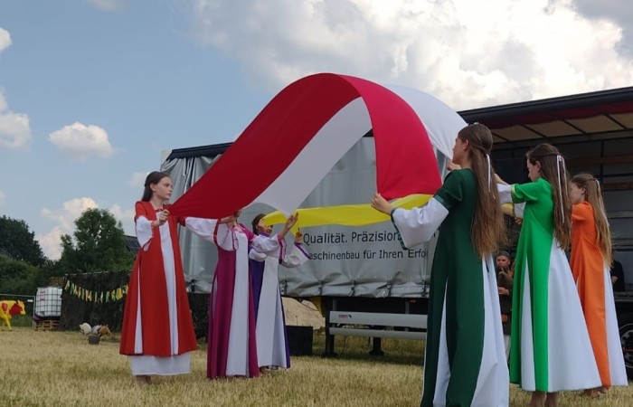 Grupa taneczna z  Sp2 była częścią delegacji Aniołowa, które wraz z partnerami z Gminy Pasłęk przebywało w Hadenfeld w Niemczech w dniach 14-19.06. Delegacja brała udział w festiwalu „Anioły,woły i kultura