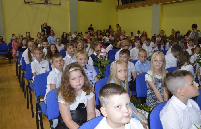 23 czerwca w naszej szkole odbyło się utrzymane w uroczystym tonie zakończenie roku szkolnego 2022/23. W tym dniu odbyły się dwie uroczystości: pożegnanie klas I-III o godz. 9.00 oraz pożegnanie klas IV-VII o godz. 11.00.  Obie uroczystości rozpoczęły się wprowadzeniem sztandaru, po którym nastąpiło wręczenie nagród uczniom z najlepszymi wynikami w nauce przez wychowawców klas i panią Agnieszkę Cieklińską - Dyrektor szkoły. Następnie p. Dyrektor podsumowała rok szkolny oraz podziękowała wychowawcom, nauczycielom, pracownikom szkoły, rodzicom i uczniom za aktywną pracę na rzecz środowiska szkolnego.

W tym dniu pożegnaliśmy również nauczycieli i pracowników niepedagogicznych, którzy opuszczali mury naszej szkoły:
- panią Anielę Chylińską,
- panią Ewę Kilian,
- panią Irenę Ulejczyk
- panią Halinę Zawieruchę.

Podziękowano także za zaangażowanie i wieloletnią pracę pani Edycie Garczyńskiej, pani Iwonie Matukiewicz i panu Ireneuszowi Naspińskiemu.

Na koniec uroczystości pani Dyrektor życzyła wszystkim obecnym, aby wakacje upłynęły przede wszystkim bezpiecznie, radośnie, dając możliwość zgromadzenia sił na kolejny rok szkolny. 
Po akademiach uczniowie wraz z rodzicami udali się do klas na krótkie spotkania z wychowawcami.