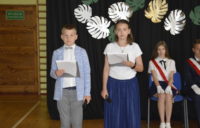 23 czerwca w naszej szkole odbyło się utrzymane w uroczystym tonie zakończenie roku szkolnego 2022/23. W tym dniu odbyły się dwie uroczystości: pożegnanie klas I-III o godz. 9.00 oraz pożegnanie klas IV-VII o godz. 11.00.  Obie uroczystości rozpoczęły się wprowadzeniem sztandaru, po którym nastąpiło wręczenie nagród uczniom z najlepszymi wynikami w nauce przez wychowawców klas i panią Agnieszkę Cieklińską - Dyrektor szkoły. Następnie p. Dyrektor podsumowała rok szkolny oraz podziękowała wychowawcom, nauczycielom, pracownikom szkoły, rodzicom i uczniom za aktywną pracę na rzecz środowiska szkolnego.

W tym dniu pożegnaliśmy również nauczycieli i pracowników niepedagogicznych, którzy opuszczali mury naszej szkoły:
- panią Anielę Chylińską,
- panią Ewę Kilian,
- panią Irenę Ulejczyk
- panią Halinę Zawieruchę.

Podziękowano także za zaangażowanie i wieloletnią pracę pani Edycie Garczyńskiej, pani Iwonie Matukiewicz i panu Ireneuszowi Naspińskiemu.

Na koniec uroczystości pani Dyrektor życzyła wszystkim obecnym, aby wakacje upłynęły przede wszystkim bezpiecznie, radośnie, dając możliwość zgromadzenia sił na kolejny rok szkolny. 
Po akademiach uczniowie wraz z rodzicami udali się do klas na krótkie spotkania z wychowawcami.
