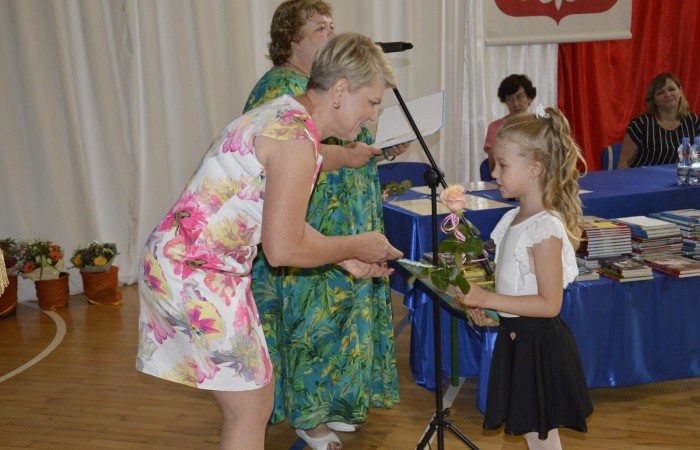 23 czerwca w naszej szkole odbyło się utrzymane w uroczystym tonie zakończenie roku szkolnego 2022/23. W tym dniu odbyły się dwie uroczystości: pożegnanie klas I-III o godz. 9.00 oraz pożegnanie klas IV-VII o godz. 11.00.  Obie uroczystości rozpoczęły się wprowadzeniem sztandaru, po którym nastąpiło wręczenie nagród uczniom z najlepszymi wynikami w nauce przez wychowawców klas i panią Agnieszkę Cieklińską - Dyrektor szkoły. Następnie p. Dyrektor podsumowała rok szkolny oraz podziękowała wychowawcom, nauczycielom, pracownikom szkoły, rodzicom i uczniom za aktywną pracę na rzecz środowiska szkolnego.

W tym dniu pożegnaliśmy również nauczycieli i pracowników niepedagogicznych, którzy opuszczali mury naszej szkoły:
- panią Anielę Chylińską,
- panią Ewę Kilian,
- panią Irenę Ulejczyk
- panią Halinę Zawieruchę.

Podziękowano także za zaangażowanie i wieloletnią pracę pani Edycie Garczyńskiej, pani Iwonie Matukiewicz i panu Ireneuszowi Naspińskiemu.

Na koniec uroczystości pani Dyrektor życzyła wszystkim obecnym, aby wakacje upłynęły przede wszystkim bezpiecznie, radośnie, dając możliwość zgromadzenia sił na kolejny rok szkolny. 
Po akademiach uczniowie wraz z rodzicami udali się do klas na krótkie spotkania z wychowawcami.