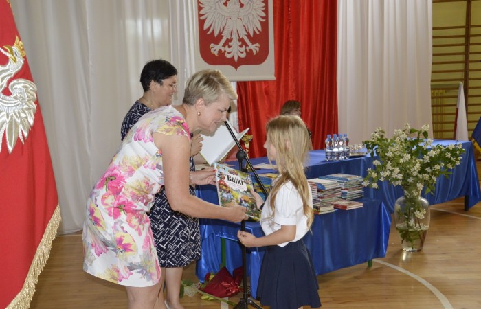 23 czerwca w naszej szkole odbyło się utrzymane w uroczystym tonie zakończenie roku szkolnego 2022/23. W tym dniu odbyły się dwie uroczystości: pożegnanie klas I-III o godz. 9.00 oraz pożegnanie klas IV-VII o godz. 11.00.  Obie uroczystości rozpoczęły się wprowadzeniem sztandaru, po którym nastąpiło wręczenie nagród uczniom z najlepszymi wynikami w nauce przez wychowawców klas i panią Agnieszkę Cieklińską - Dyrektor szkoły. Następnie p. Dyrektor podsumowała rok szkolny oraz podziękowała wychowawcom, nauczycielom, pracownikom szkoły, rodzicom i uczniom za aktywną pracę na rzecz środowiska szkolnego.

W tym dniu pożegnaliśmy również nauczycieli i pracowników niepedagogicznych, którzy opuszczali mury naszej szkoły:
- panią Anielę Chylińską,
- panią Ewę Kilian,
- panią Irenę Ulejczyk
- panią Halinę Zawieruchę.

Podziękowano także za zaangażowanie i wieloletnią pracę pani Edycie Garczyńskiej, pani Iwonie Matukiewicz i panu Ireneuszowi Naspińskiemu.

Na koniec uroczystości pani Dyrektor życzyła wszystkim obecnym, aby wakacje upłynęły przede wszystkim bezpiecznie, radośnie, dając możliwość zgromadzenia sił na kolejny rok szkolny. 
Po akademiach uczniowie wraz z rodzicami udali się do klas na krótkie spotkania z wychowawcami.