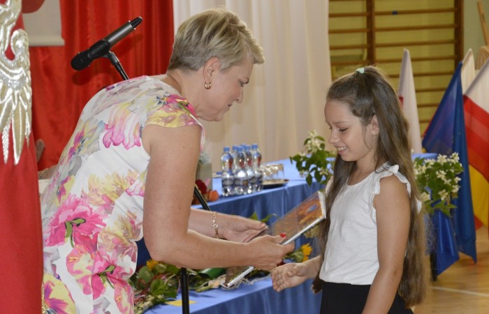 23 czerwca w naszej szkole odbyło się utrzymane w uroczystym tonie zakończenie roku szkolnego 2022/23. W tym dniu odbyły się dwie uroczystości: pożegnanie klas I-III o godz. 9.00 oraz pożegnanie klas IV-VII o godz. 11.00.  Obie uroczystości rozpoczęły się wprowadzeniem sztandaru, po którym nastąpiło wręczenie nagród uczniom z najlepszymi wynikami w nauce przez wychowawców klas i panią Agnieszkę Cieklińską - Dyrektor szkoły. Następnie p. Dyrektor podsumowała rok szkolny oraz podziękowała wychowawcom, nauczycielom, pracownikom szkoły, rodzicom i uczniom za aktywną pracę na rzecz środowiska szkolnego.

W tym dniu pożegnaliśmy również nauczycieli i pracowników niepedagogicznych, którzy opuszczali mury naszej szkoły:
- panią Anielę Chylińską,
- panią Ewę Kilian,
- panią Irenę Ulejczyk
- panią Halinę Zawieruchę.

Podziękowano także za zaangażowanie i wieloletnią pracę pani Edycie Garczyńskiej, pani Iwonie Matukiewicz i panu Ireneuszowi Naspińskiemu.

Na koniec uroczystości pani Dyrektor życzyła wszystkim obecnym, aby wakacje upłynęły przede wszystkim bezpiecznie, radośnie, dając możliwość zgromadzenia sił na kolejny rok szkolny. 
Po akademiach uczniowie wraz z rodzicami udali się do klas na krótkie spotkania z wychowawcami.