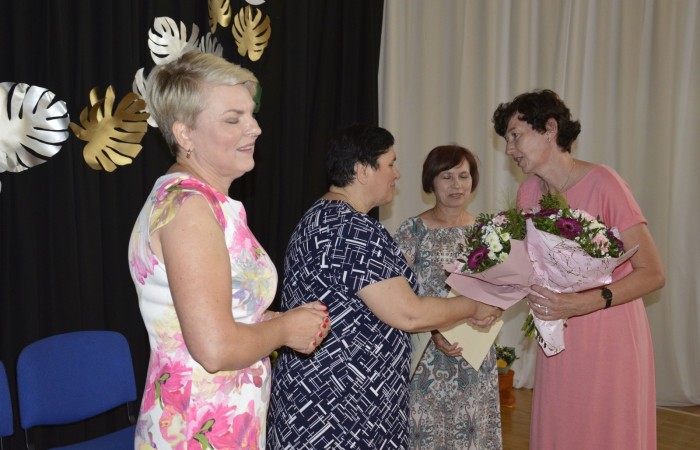 23 czerwca w naszej szkole odbyło się utrzymane w uroczystym tonie zakończenie roku szkolnego 2022/23. W tym dniu odbyły się dwie uroczystości: pożegnanie klas I-III o godz. 9.00 oraz pożegnanie klas IV-VII o godz. 11.00.  Obie uroczystości rozpoczęły się wprowadzeniem sztandaru, po którym nastąpiło wręczenie nagród uczniom z najlepszymi wynikami w nauce przez wychowawców klas i panią Agnieszkę Cieklińską - Dyrektor szkoły. Następnie p. Dyrektor podsumowała rok szkolny oraz podziękowała wychowawcom, nauczycielom, pracownikom szkoły, rodzicom i uczniom za aktywną pracę na rzecz środowiska szkolnego.

W tym dniu pożegnaliśmy również nauczycieli i pracowników niepedagogicznych, którzy opuszczali mury naszej szkoły:
- panią Anielę Chylińską,
- panią Ewę Kilian,
- panią Irenę Ulejczyk
- panią Halinę Zawieruchę.

Podziękowano także za zaangażowanie i wieloletnią pracę pani Edycie Garczyńskiej, pani Iwonie Matukiewicz i panu Ireneuszowi Naspińskiemu.

Na koniec uroczystości pani Dyrektor życzyła wszystkim obecnym, aby wakacje upłynęły przede wszystkim bezpiecznie, radośnie, dając możliwość zgromadzenia sił na kolejny rok szkolny. 
Po akademiach uczniowie wraz z rodzicami udali się do klas na krótkie spotkania z wychowawcami.