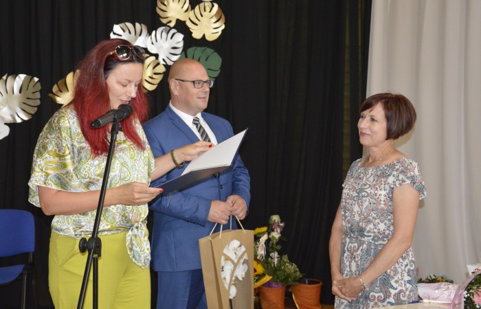 23 czerwca w naszej szkole odbyło się utrzymane w uroczystym tonie zakończenie roku szkolnego 2022/23. W tym dniu odbyły się dwie uroczystości: pożegnanie klas I-III o godz. 9.00 oraz pożegnanie klas IV-VII o godz. 11.00.  Obie uroczystości rozpoczęły się wprowadzeniem sztandaru, po którym nastąpiło wręczenie nagród uczniom z najlepszymi wynikami w nauce przez wychowawców klas i panią Agnieszkę Cieklińską - Dyrektor szkoły. Następnie p. Dyrektor podsumowała rok szkolny oraz podziękowała wychowawcom, nauczycielom, pracownikom szkoły, rodzicom i uczniom za aktywną pracę na rzecz środowiska szkolnego.

W tym dniu pożegnaliśmy również nauczycieli i pracowników niepedagogicznych, którzy opuszczali mury naszej szkoły:
- panią Anielę Chylińską,
- panią Ewę Kilian,
- panią Irenę Ulejczyk
- panią Halinę Zawieruchę.

Podziękowano także za zaangażowanie i wieloletnią pracę pani Edycie Garczyńskiej, pani Iwonie Matukiewicz i panu Ireneuszowi Naspińskiemu.

Na koniec uroczystości pani Dyrektor życzyła wszystkim obecnym, aby wakacje upłynęły przede wszystkim bezpiecznie, radośnie, dając możliwość zgromadzenia sił na kolejny rok szkolny. 
Po akademiach uczniowie wraz z rodzicami udali się do klas na krótkie spotkania z wychowawcami.