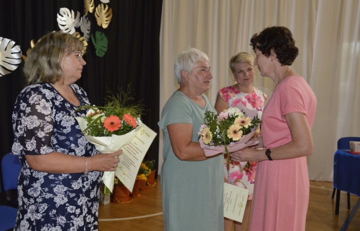 23 czerwca w naszej szkole odbyło się utrzymane w uroczystym tonie zakończenie roku szkolnego 2022/23. W tym dniu odbyły się dwie uroczystości: pożegnanie klas I-III o godz. 9.00 oraz pożegnanie klas IV-VII o godz. 11.00.  Obie uroczystości rozpoczęły się wprowadzeniem sztandaru, po którym nastąpiło wręczenie nagród uczniom z najlepszymi wynikami w nauce przez wychowawców klas i panią Agnieszkę Cieklińską - Dyrektor szkoły. Następnie p. Dyrektor podsumowała rok szkolny oraz podziękowała wychowawcom, nauczycielom, pracownikom szkoły, rodzicom i uczniom za aktywną pracę na rzecz środowiska szkolnego.

W tym dniu pożegnaliśmy również nauczycieli i pracowników niepedagogicznych, którzy opuszczali mury naszej szkoły:
- panią Anielę Chylińską,
- panią Ewę Kilian,
- panią Irenę Ulejczyk
- panią Halinę Zawieruchę.

Podziękowano także za zaangażowanie i wieloletnią pracę pani Edycie Garczyńskiej, pani Iwonie Matukiewicz i panu Ireneuszowi Naspińskiemu.

Na koniec uroczystości pani Dyrektor życzyła wszystkim obecnym, aby wakacje upłynęły przede wszystkim bezpiecznie, radośnie, dając możliwość zgromadzenia sił na kolejny rok szkolny. 
Po akademiach uczniowie wraz z rodzicami udali się do klas na krótkie spotkania z wychowawcami.