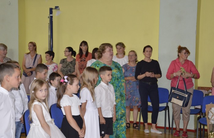23 czerwca w naszej szkole odbyło się utrzymane w uroczystym tonie zakończenie roku szkolnego 2022/23. W tym dniu odbyły się dwie uroczystości: pożegnanie klas I-III o godz. 9.00 oraz pożegnanie klas IV-VII o godz. 11.00.  Obie uroczystości rozpoczęły się wprowadzeniem sztandaru, po którym nastąpiło wręczenie nagród uczniom z najlepszymi wynikami w nauce przez wychowawców klas i panią Agnieszkę Cieklińską - Dyrektor szkoły. Następnie p. Dyrektor podsumowała rok szkolny oraz podziękowała wychowawcom, nauczycielom, pracownikom szkoły, rodzicom i uczniom za aktywną pracę na rzecz środowiska szkolnego.

W tym dniu pożegnaliśmy również nauczycieli i pracowników niepedagogicznych, którzy opuszczali mury naszej szkoły:
- panią Anielę Chylińską,
- panią Ewę Kilian,
- panią Irenę Ulejczyk
- panią Halinę Zawieruchę.

Podziękowano także za zaangażowanie i wieloletnią pracę pani Edycie Garczyńskiej, pani Iwonie Matukiewicz i panu Ireneuszowi Naspińskiemu.

Na koniec uroczystości pani Dyrektor życzyła wszystkim obecnym, aby wakacje upłynęły przede wszystkim bezpiecznie, radośnie, dając możliwość zgromadzenia sił na kolejny rok szkolny. 
Po akademiach uczniowie wraz z rodzicami udali się do klas na krótkie spotkania z wychowawcami.