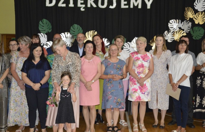 23 czerwca w naszej szkole odbyło się utrzymane w uroczystym tonie zakończenie roku szkolnego 2022/23. W tym dniu odbyły się dwie uroczystości: pożegnanie klas I-III o godz. 9.00 oraz pożegnanie klas IV-VII o godz. 11.00.  Obie uroczystości rozpoczęły się wprowadzeniem sztandaru, po którym nastąpiło wręczenie nagród uczniom z najlepszymi wynikami w nauce przez wychowawców klas i panią Agnieszkę Cieklińską - Dyrektor szkoły. Następnie p. Dyrektor podsumowała rok szkolny oraz podziękowała wychowawcom, nauczycielom, pracownikom szkoły, rodzicom i uczniom za aktywną pracę na rzecz środowiska szkolnego.

W tym dniu pożegnaliśmy również nauczycieli i pracowników niepedagogicznych, którzy opuszczali mury naszej szkoły:
- panią Anielę Chylińską,
- panią Ewę Kilian,
- panią Irenę Ulejczyk
- panią Halinę Zawieruchę.

Podziękowano także za zaangażowanie i wieloletnią pracę pani Edycie Garczyńskiej, pani Iwonie Matukiewicz i panu Ireneuszowi Naspińskiemu.

Na koniec uroczystości pani Dyrektor życzyła wszystkim obecnym, aby wakacje upłynęły przede wszystkim bezpiecznie, radośnie, dając możliwość zgromadzenia sił na kolejny rok szkolny. 
Po akademiach uczniowie wraz z rodzicami udali się do klas na krótkie spotkania z wychowawcami.