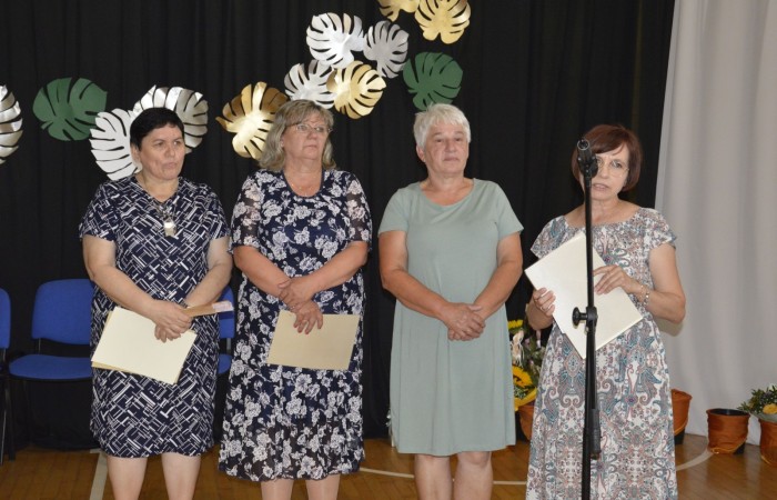 23 czerwca w naszej szkole odbyło się utrzymane w uroczystym tonie zakończenie roku szkolnego 2022/23. W tym dniu odbyły się dwie uroczystości: pożegnanie klas I-III o godz. 9.00 oraz pożegnanie klas IV-VII o godz. 11.00.  Obie uroczystości rozpoczęły się wprowadzeniem sztandaru, po którym nastąpiło wręczenie nagród uczniom z najlepszymi wynikami w nauce przez wychowawców klas i panią Agnieszkę Cieklińską - Dyrektor szkoły. Następnie p. Dyrektor podsumowała rok szkolny oraz podziękowała wychowawcom, nauczycielom, pracownikom szkoły, rodzicom i uczniom za aktywną pracę na rzecz środowiska szkolnego.

W tym dniu pożegnaliśmy również nauczycieli i pracowników niepedagogicznych, którzy opuszczali mury naszej szkoły:
- panią Anielę Chylińską,
- panią Ewę Kilian,
- panią Irenę Ulejczyk
- panią Halinę Zawieruchę.

Podziękowano także za zaangażowanie i wieloletnią pracę pani Edycie Garczyńskiej, pani Iwonie Matukiewicz i panu Ireneuszowi Naspińskiemu.

Na koniec uroczystości pani Dyrektor życzyła wszystkim obecnym, aby wakacje upłynęły przede wszystkim bezpiecznie, radośnie, dając możliwość zgromadzenia sił na kolejny rok szkolny. 
Po akademiach uczniowie wraz z rodzicami udali się do klas na krótkie spotkania z wychowawcami.