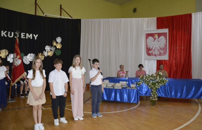 23 czerwca w naszej szkole odbyło się utrzymane w uroczystym tonie zakończenie roku szkolnego 2022/23. W tym dniu odbyły się dwie uroczystości: pożegnanie klas I-III o godz. 9.00 oraz pożegnanie klas IV-VII o godz. 11.00.  Obie uroczystości rozpoczęły się wprowadzeniem sztandaru, po którym nastąpiło wręczenie nagród uczniom z najlepszymi wynikami w nauce przez wychowawców klas i panią Agnieszkę Cieklińską - Dyrektor szkoły. Następnie p. Dyrektor podsumowała rok szkolny oraz podziękowała wychowawcom, nauczycielom, pracownikom szkoły, rodzicom i uczniom za aktywną pracę na rzecz środowiska szkolnego.

W tym dniu pożegnaliśmy również nauczycieli i pracowników niepedagogicznych, którzy opuszczali mury naszej szkoły:
- panią Anielę Chylińską,
- panią Ewę Kilian,
- panią Irenę Ulejczyk
- panią Halinę Zawieruchę.

Podziękowano także za zaangażowanie i wieloletnią pracę pani Edycie Garczyńskiej, pani Iwonie Matukiewicz i panu Ireneuszowi Naspińskiemu.

Na koniec uroczystości pani Dyrektor życzyła wszystkim obecnym, aby wakacje upłynęły przede wszystkim bezpiecznie, radośnie, dając możliwość zgromadzenia sił na kolejny rok szkolny. 
Po akademiach uczniowie wraz z rodzicami udali się do klas na krótkie spotkania z wychowawcami.