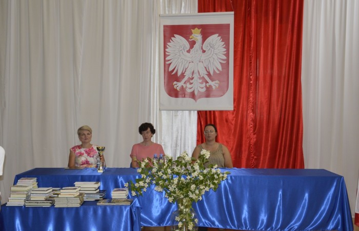 23 czerwca w naszej szkole odbyło się utrzymane w uroczystym tonie zakończenie roku szkolnego 2022/23. W tym dniu odbyły się dwie uroczystości: pożegnanie klas I-III o godz. 9.00 oraz pożegnanie klas IV-VII o godz. 11.00.  Obie uroczystości rozpoczęły się wprowadzeniem sztandaru, po którym nastąpiło wręczenie nagród uczniom z najlepszymi wynikami w nauce przez wychowawców klas i panią Agnieszkę Cieklińską - Dyrektor szkoły. Następnie p. Dyrektor podsumowała rok szkolny oraz podziękowała wychowawcom, nauczycielom, pracownikom szkoły, rodzicom i uczniom za aktywną pracę na rzecz środowiska szkolnego.

W tym dniu pożegnaliśmy również nauczycieli i pracowników niepedagogicznych, którzy opuszczali mury naszej szkoły:
- panią Anielę Chylińską,
- panią Ewę Kilian,
- panią Irenę Ulejczyk
- panią Halinę Zawieruchę.

Podziękowano także za zaangażowanie i wieloletnią pracę pani Edycie Garczyńskiej, pani Iwonie Matukiewicz i panu Ireneuszowi Naspińskiemu.

Na koniec uroczystości pani Dyrektor życzyła wszystkim obecnym, aby wakacje upłynęły przede wszystkim bezpiecznie, radośnie, dając możliwość zgromadzenia sił na kolejny rok szkolny. 
Po akademiach uczniowie wraz z rodzicami udali się do klas na krótkie spotkania z wychowawcami.