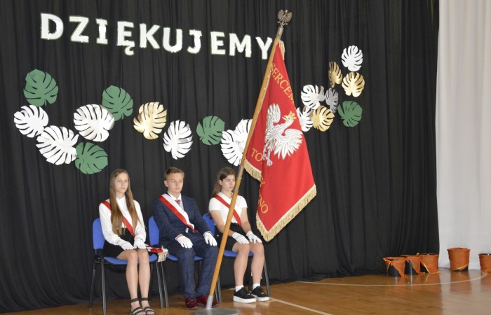 23 czerwca w naszej szkole odbyło się utrzymane w uroczystym tonie zakończenie roku szkolnego 2022/23. W tym dniu odbyły się dwie uroczystości: pożegnanie klas I-III o godz. 9.00 oraz pożegnanie klas IV-VII o godz. 11.00.  Obie uroczystości rozpoczęły się wprowadzeniem sztandaru, po którym nastąpiło wręczenie nagród uczniom z najlepszymi wynikami w nauce przez wychowawców klas i panią Agnieszkę Cieklińską - Dyrektor szkoły. Następnie p. Dyrektor podsumowała rok szkolny oraz podziękowała wychowawcom, nauczycielom, pracownikom szkoły, rodzicom i uczniom za aktywną pracę na rzecz środowiska szkolnego.

W tym dniu pożegnaliśmy również nauczycieli i pracowników niepedagogicznych, którzy opuszczali mury naszej szkoły:
- panią Anielę Chylińską,
- panią Ewę Kilian,
- panią Irenę Ulejczyk
- panią Halinę Zawieruchę.

Podziękowano także za zaangażowanie i wieloletnią pracę pani Edycie Garczyńskiej, pani Iwonie Matukiewicz i panu Ireneuszowi Naspińskiemu.

Na koniec uroczystości pani Dyrektor życzyła wszystkim obecnym, aby wakacje upłynęły przede wszystkim bezpiecznie, radośnie, dając możliwość zgromadzenia sił na kolejny rok szkolny. 
Po akademiach uczniowie wraz z rodzicami udali się do klas na krótkie spotkania z wychowawcami.