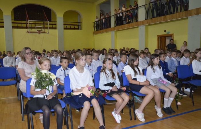23 czerwca w naszej szkole odbyło się utrzymane w uroczystym tonie zakończenie roku szkolnego 2022/23. W tym dniu odbyły się dwie uroczystości: pożegnanie klas I-III o godz. 9.00 oraz pożegnanie klas IV-VII o godz. 11.00.  Obie uroczystości rozpoczęły się wprowadzeniem sztandaru, po którym nastąpiło wręczenie nagród uczniom z najlepszymi wynikami w nauce przez wychowawców klas i panią Agnieszkę Cieklińską - Dyrektor szkoły. Następnie p. Dyrektor podsumowała rok szkolny oraz podziękowała wychowawcom, nauczycielom, pracownikom szkoły, rodzicom i uczniom za aktywną pracę na rzecz środowiska szkolnego.

W tym dniu pożegnaliśmy również nauczycieli i pracowników niepedagogicznych, którzy opuszczali mury naszej szkoły:
- panią Anielę Chylińską,
- panią Ewę Kilian,
- panią Irenę Ulejczyk
- panią Halinę Zawieruchę.

Podziękowano także za zaangażowanie i wieloletnią pracę pani Edycie Garczyńskiej, pani Iwonie Matukiewicz i panu Ireneuszowi Naspińskiemu.

Na koniec uroczystości pani Dyrektor życzyła wszystkim obecnym, aby wakacje upłynęły przede wszystkim bezpiecznie, radośnie, dając możliwość zgromadzenia sił na kolejny rok szkolny. 
Po akademiach uczniowie wraz z rodzicami udali się do klas na krótkie spotkania z wychowawcami.