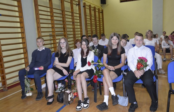 23 czerwca w naszej szkole odbyło się utrzymane w uroczystym tonie zakończenie roku szkolnego 2022/23. W tym dniu odbyły się dwie uroczystości: pożegnanie klas I-III o godz. 9.00 oraz pożegnanie klas IV-VII o godz. 11.00.  Obie uroczystości rozpoczęły się wprowadzeniem sztandaru, po którym nastąpiło wręczenie nagród uczniom z najlepszymi wynikami w nauce przez wychowawców klas i panią Agnieszkę Cieklińską - Dyrektor szkoły. Następnie p. Dyrektor podsumowała rok szkolny oraz podziękowała wychowawcom, nauczycielom, pracownikom szkoły, rodzicom i uczniom za aktywną pracę na rzecz środowiska szkolnego.

W tym dniu pożegnaliśmy również nauczycieli i pracowników niepedagogicznych, którzy opuszczali mury naszej szkoły:
- panią Anielę Chylińską,
- panią Ewę Kilian,
- panią Irenę Ulejczyk
- panią Halinę Zawieruchę.

Podziękowano także za zaangażowanie i wieloletnią pracę pani Edycie Garczyńskiej, pani Iwonie Matukiewicz i panu Ireneuszowi Naspińskiemu.

Na koniec uroczystości pani Dyrektor życzyła wszystkim obecnym, aby wakacje upłynęły przede wszystkim bezpiecznie, radośnie, dając możliwość zgromadzenia sił na kolejny rok szkolny. 
Po akademiach uczniowie wraz z rodzicami udali się do klas na krótkie spotkania z wychowawcami.