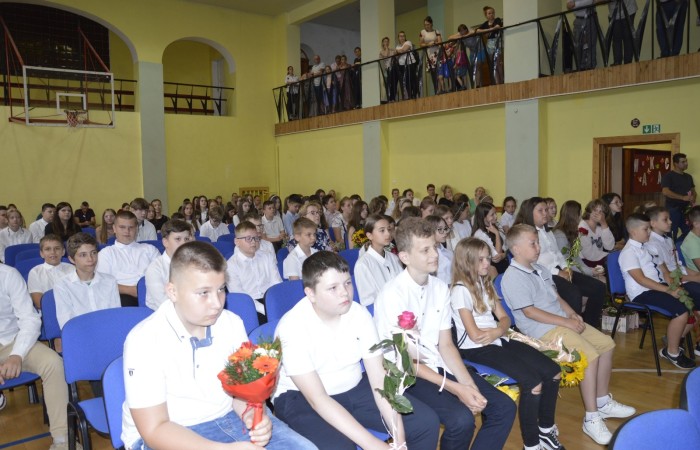 23 czerwca w naszej szkole odbyło się utrzymane w uroczystym tonie zakończenie roku szkolnego 2022/23. W tym dniu odbyły się dwie uroczystości: pożegnanie klas I-III o godz. 9.00 oraz pożegnanie klas IV-VII o godz. 11.00.  Obie uroczystości rozpoczęły się wprowadzeniem sztandaru, po którym nastąpiło wręczenie nagród uczniom z najlepszymi wynikami w nauce przez wychowawców klas i panią Agnieszkę Cieklińską - Dyrektor szkoły. Następnie p. Dyrektor podsumowała rok szkolny oraz podziękowała wychowawcom, nauczycielom, pracownikom szkoły, rodzicom i uczniom za aktywną pracę na rzecz środowiska szkolnego.

W tym dniu pożegnaliśmy również nauczycieli i pracowników niepedagogicznych, którzy opuszczali mury naszej szkoły:
- panią Anielę Chylińską,
- panią Ewę Kilian,
- panią Irenę Ulejczyk
- panią Halinę Zawieruchę.

Podziękowano także za zaangażowanie i wieloletnią pracę pani Edycie Garczyńskiej, pani Iwonie Matukiewicz i panu Ireneuszowi Naspińskiemu.

Na koniec uroczystości pani Dyrektor życzyła wszystkim obecnym, aby wakacje upłynęły przede wszystkim bezpiecznie, radośnie, dając możliwość zgromadzenia sił na kolejny rok szkolny. 
Po akademiach uczniowie wraz z rodzicami udali się do klas na krótkie spotkania z wychowawcami.