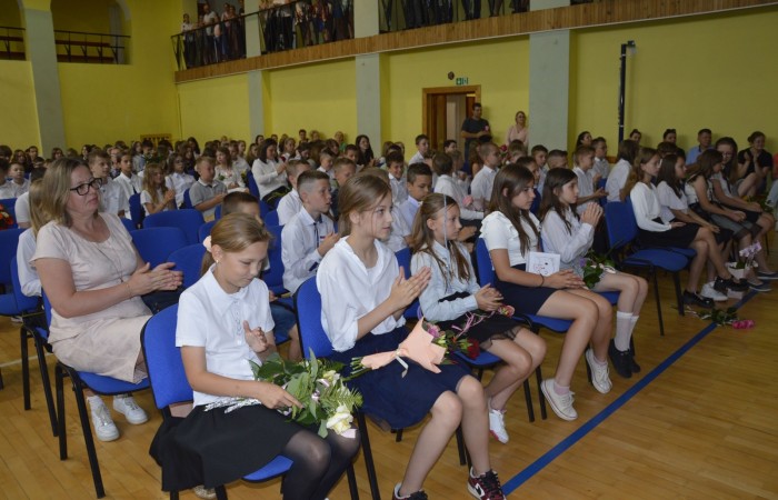 23 czerwca w naszej szkole odbyło się utrzymane w uroczystym tonie zakończenie roku szkolnego 2022/23. W tym dniu odbyły się dwie uroczystości: pożegnanie klas I-III o godz. 9.00 oraz pożegnanie klas IV-VII o godz. 11.00.  Obie uroczystości rozpoczęły się wprowadzeniem sztandaru, po którym nastąpiło wręczenie nagród uczniom z najlepszymi wynikami w nauce przez wychowawców klas i panią Agnieszkę Cieklińską - Dyrektor szkoły. Następnie p. Dyrektor podsumowała rok szkolny oraz podziękowała wychowawcom, nauczycielom, pracownikom szkoły, rodzicom i uczniom za aktywną pracę na rzecz środowiska szkolnego.

W tym dniu pożegnaliśmy również nauczycieli i pracowników niepedagogicznych, którzy opuszczali mury naszej szkoły:
- panią Anielę Chylińską,
- panią Ewę Kilian,
- panią Irenę Ulejczyk
- panią Halinę Zawieruchę.

Podziękowano także za zaangażowanie i wieloletnią pracę pani Edycie Garczyńskiej, pani Iwonie Matukiewicz i panu Ireneuszowi Naspińskiemu.

Na koniec uroczystości pani Dyrektor życzyła wszystkim obecnym, aby wakacje upłynęły przede wszystkim bezpiecznie, radośnie, dając możliwość zgromadzenia sił na kolejny rok szkolny. 
Po akademiach uczniowie wraz z rodzicami udali się do klas na krótkie spotkania z wychowawcami.