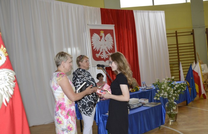 23 czerwca w naszej szkole odbyło się utrzymane w uroczystym tonie zakończenie roku szkolnego 2022/23. W tym dniu odbyły się dwie uroczystości: pożegnanie klas I-III o godz. 9.00 oraz pożegnanie klas IV-VII o godz. 11.00.  Obie uroczystości rozpoczęły się wprowadzeniem sztandaru, po którym nastąpiło wręczenie nagród uczniom z najlepszymi wynikami w nauce przez wychowawców klas i panią Agnieszkę Cieklińską - Dyrektor szkoły. Następnie p. Dyrektor podsumowała rok szkolny oraz podziękowała wychowawcom, nauczycielom, pracownikom szkoły, rodzicom i uczniom za aktywną pracę na rzecz środowiska szkolnego.

W tym dniu pożegnaliśmy również nauczycieli i pracowników niepedagogicznych, którzy opuszczali mury naszej szkoły:
- panią Anielę Chylińską,
- panią Ewę Kilian,
- panią Irenę Ulejczyk
- panią Halinę Zawieruchę.

Podziękowano także za zaangażowanie i wieloletnią pracę pani Edycie Garczyńskiej, pani Iwonie Matukiewicz i panu Ireneuszowi Naspińskiemu.

Na koniec uroczystości pani Dyrektor życzyła wszystkim obecnym, aby wakacje upłynęły przede wszystkim bezpiecznie, radośnie, dając możliwość zgromadzenia sił na kolejny rok szkolny. 
Po akademiach uczniowie wraz z rodzicami udali się do klas na krótkie spotkania z wychowawcami.