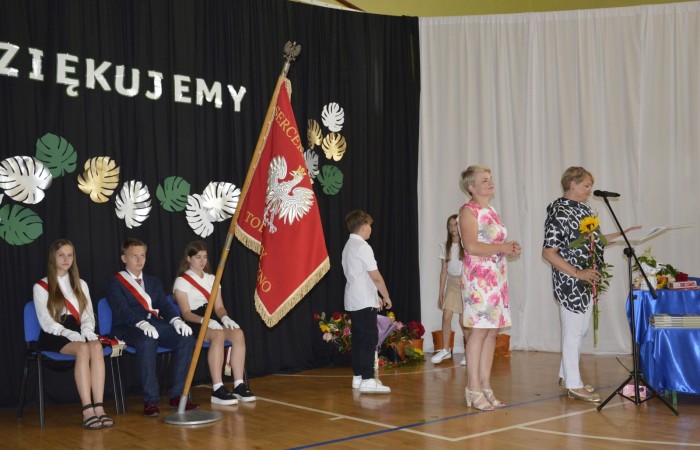 23 czerwca w naszej szkole odbyło się utrzymane w uroczystym tonie zakończenie roku szkolnego 2022/23. W tym dniu odbyły się dwie uroczystości: pożegnanie klas I-III o godz. 9.00 oraz pożegnanie klas IV-VII o godz. 11.00.  Obie uroczystości rozpoczęły się wprowadzeniem sztandaru, po którym nastąpiło wręczenie nagród uczniom z najlepszymi wynikami w nauce przez wychowawców klas i panią Agnieszkę Cieklińską - Dyrektor szkoły. Następnie p. Dyrektor podsumowała rok szkolny oraz podziękowała wychowawcom, nauczycielom, pracownikom szkoły, rodzicom i uczniom za aktywną pracę na rzecz środowiska szkolnego.

W tym dniu pożegnaliśmy również nauczycieli i pracowników niepedagogicznych, którzy opuszczali mury naszej szkoły:
- panią Anielę Chylińską,
- panią Ewę Kilian,
- panią Irenę Ulejczyk
- panią Halinę Zawieruchę.

Podziękowano także za zaangażowanie i wieloletnią pracę pani Edycie Garczyńskiej, pani Iwonie Matukiewicz i panu Ireneuszowi Naspińskiemu.

Na koniec uroczystości pani Dyrektor życzyła wszystkim obecnym, aby wakacje upłynęły przede wszystkim bezpiecznie, radośnie, dając możliwość zgromadzenia sił na kolejny rok szkolny. 
Po akademiach uczniowie wraz z rodzicami udali się do klas na krótkie spotkania z wychowawcami.