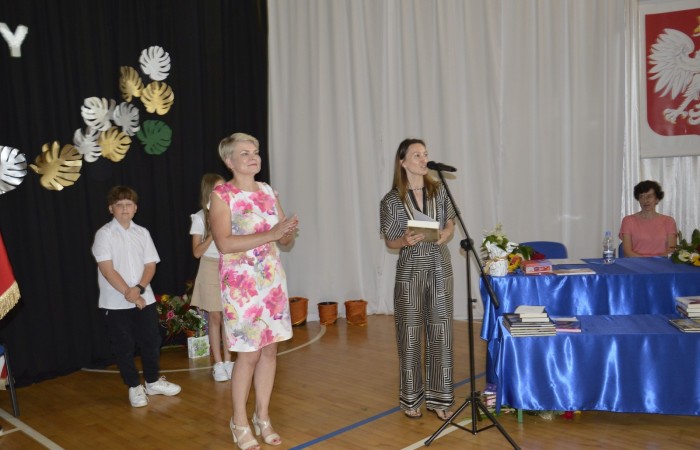 23 czerwca w naszej szkole odbyło się utrzymane w uroczystym tonie zakończenie roku szkolnego 2022/23. W tym dniu odbyły się dwie uroczystości: pożegnanie klas I-III o godz. 9.00 oraz pożegnanie klas IV-VII o godz. 11.00.  Obie uroczystości rozpoczęły się wprowadzeniem sztandaru, po którym nastąpiło wręczenie nagród uczniom z najlepszymi wynikami w nauce przez wychowawców klas i panią Agnieszkę Cieklińską - Dyrektor szkoły. Następnie p. Dyrektor podsumowała rok szkolny oraz podziękowała wychowawcom, nauczycielom, pracownikom szkoły, rodzicom i uczniom za aktywną pracę na rzecz środowiska szkolnego.

W tym dniu pożegnaliśmy również nauczycieli i pracowników niepedagogicznych, którzy opuszczali mury naszej szkoły:
- panią Anielę Chylińską,
- panią Ewę Kilian,
- panią Irenę Ulejczyk
- panią Halinę Zawieruchę.

Podziękowano także za zaangażowanie i wieloletnią pracę pani Edycie Garczyńskiej, pani Iwonie Matukiewicz i panu Ireneuszowi Naspińskiemu.

Na koniec uroczystości pani Dyrektor życzyła wszystkim obecnym, aby wakacje upłynęły przede wszystkim bezpiecznie, radośnie, dając możliwość zgromadzenia sił na kolejny rok szkolny. 
Po akademiach uczniowie wraz z rodzicami udali się do klas na krótkie spotkania z wychowawcami.