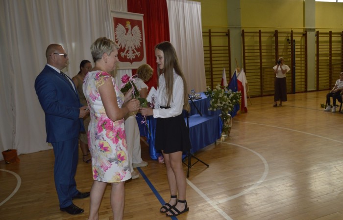23 czerwca w naszej szkole odbyło się utrzymane w uroczystym tonie zakończenie roku szkolnego 2022/23. W tym dniu odbyły się dwie uroczystości: pożegnanie klas I-III o godz. 9.00 oraz pożegnanie klas IV-VII o godz. 11.00.  Obie uroczystości rozpoczęły się wprowadzeniem sztandaru, po którym nastąpiło wręczenie nagród uczniom z najlepszymi wynikami w nauce przez wychowawców klas i panią Agnieszkę Cieklińską - Dyrektor szkoły. Następnie p. Dyrektor podsumowała rok szkolny oraz podziękowała wychowawcom, nauczycielom, pracownikom szkoły, rodzicom i uczniom za aktywną pracę na rzecz środowiska szkolnego.

W tym dniu pożegnaliśmy również nauczycieli i pracowników niepedagogicznych, którzy opuszczali mury naszej szkoły:
- panią Anielę Chylińską,
- panią Ewę Kilian,
- panią Irenę Ulejczyk
- panią Halinę Zawieruchę.

Podziękowano także za zaangażowanie i wieloletnią pracę pani Edycie Garczyńskiej, pani Iwonie Matukiewicz i panu Ireneuszowi Naspińskiemu.

Na koniec uroczystości pani Dyrektor życzyła wszystkim obecnym, aby wakacje upłynęły przede wszystkim bezpiecznie, radośnie, dając możliwość zgromadzenia sił na kolejny rok szkolny. 
Po akademiach uczniowie wraz z rodzicami udali się do klas na krótkie spotkania z wychowawcami.