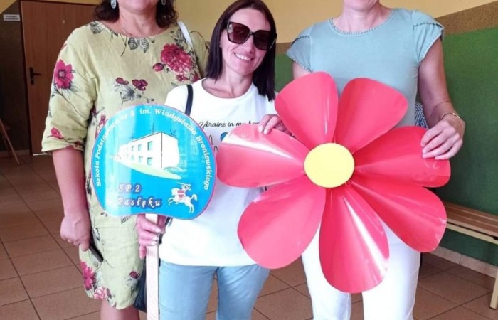 7 lipca naszą szkołę odwiedzili goście z Ukrainy, Litwy i  Niemiec. Podczas wizyty  obejrzeli sale lekcyjne, oddział przedszkolny i zapoznali się z organizacją polskiej edukacji. Poza wizytą w placówce mieli też okazję zwiedzać Pasłęk. Delegacje gościły w zaprzyjaźnionym Aniołowie podczas VIII Zlotu Miłośników Aniołów.