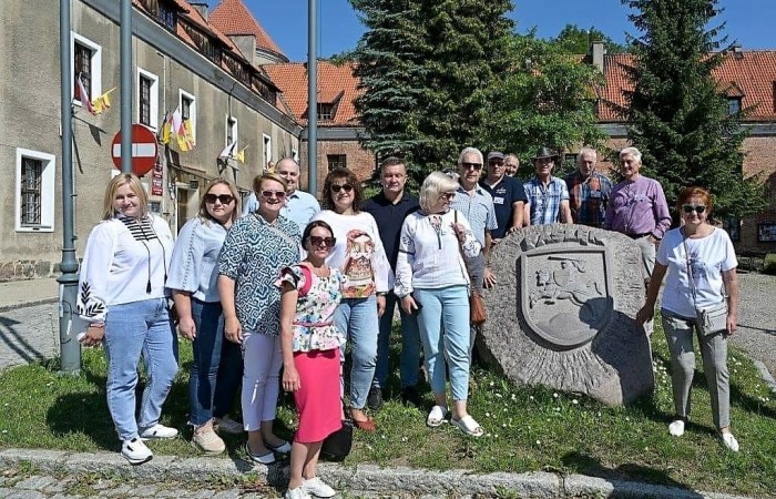 7 lipca naszą szkołę odwiedzili goście z Ukrainy, Litwy i  Niemiec. Podczas wizyty  obejrzeli sale lekcyjne, oddział przedszkolny i zapoznali się z organizacją polskiej edukacji. Poza wizytą w placówce mieli też okazję zwiedzać Pasłęk. Delegacje gościły w zaprzyjaźnionym Aniołowie podczas VIII Zlotu Miłośników Aniołów.
