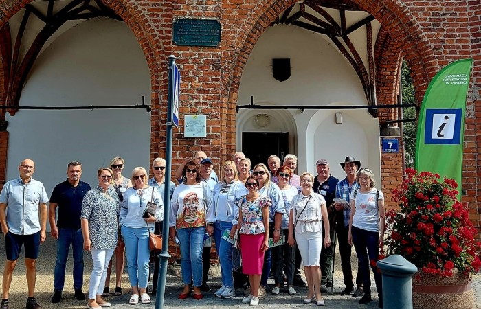 7 lipca naszą szkołę odwiedzili goście z Ukrainy, Litwy i  Niemiec. Podczas wizyty  obejrzeli sale lekcyjne, oddział przedszkolny i zapoznali się z organizacją polskiej edukacji. Poza wizytą w placówce mieli też okazję zwiedzać Pasłęk. Delegacje gościły w zaprzyjaźnionym Aniołowie podczas VIII Zlotu Miłośników Aniołów.