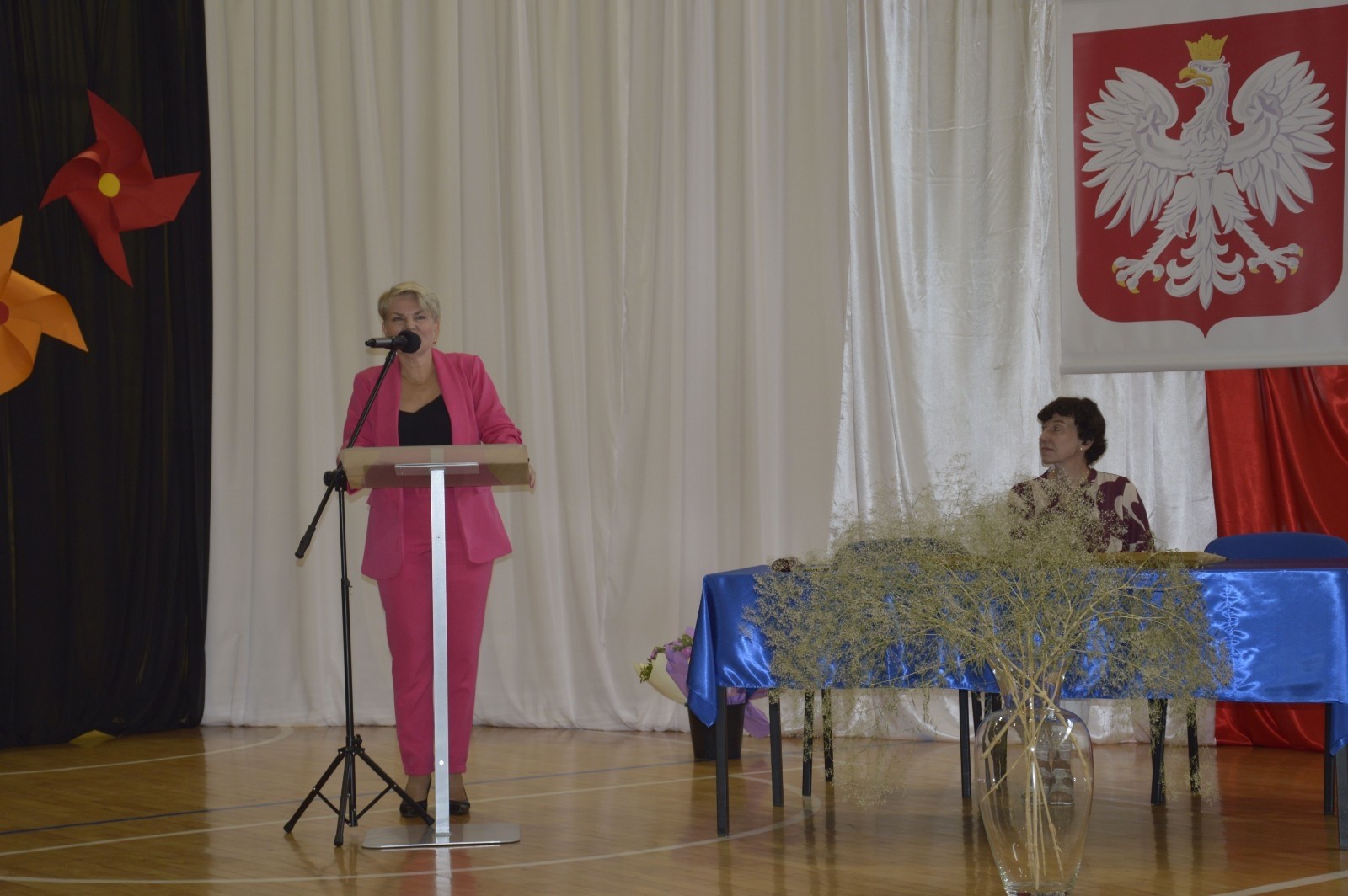 4 września uczniowie naszej szkoły uczestniczyli w uroczystej inauguracji roku szkolnego, którą przygotowali uczniowie klasy V a pod opieką p. Anny Cieśli. Natomiast oprawę muzyczną zapewniła p. Iwona Matukiewicz. 
Podczas występu były wesołe  wierszyki i szczere życzenia. Nie zabrakło też chwili powagi, podczas której wspominano rocznicę wybuchu II wojny światowej. 