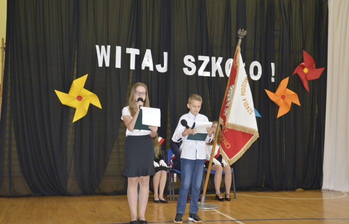 4 września uczniowie naszej szkoły uczestniczyli w uroczystej inauguracji roku szkolnego, którą przygotowali uczniowie klasy V a pod opieką p. Anny Cieśli. Natomiast oprawę muzyczną zapewniła p. Iwona Matukiewicz. 
Podczas występu były wesołe  wierszyki i szczere życzenia. Nie zabrakło też chwili powagi, podczas której wspominano rocznicę wybuchu II wojny światowej. 