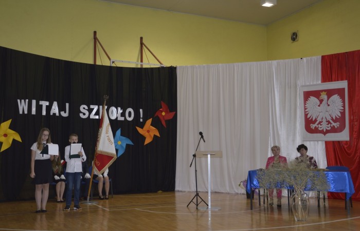 4 września uczniowie naszej szkoły uczestniczyli w uroczystej inauguracji roku szkolnego, którą przygotowali uczniowie klasy V a pod opieką p. Anny Cieśli. Natomiast oprawę muzyczną zapewniła p. Iwona Matukiewicz. 
Podczas występu były wesołe  wierszyki i szczere życzenia. Nie zabrakło też chwili powagi, podczas której wspominano rocznicę wybuchu II wojny światowej. 