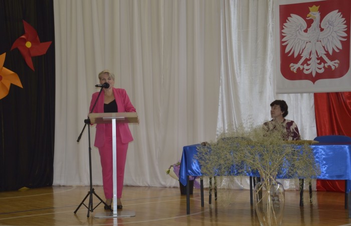 4 września uczniowie naszej szkoły uczestniczyli w uroczystej inauguracji roku szkolnego, którą przygotowali uczniowie klasy V a pod opieką p. Anny Cieśli. Natomiast oprawę muzyczną zapewniła p. Iwona Matukiewicz. 
Podczas występu były wesołe  wierszyki i szczere życzenia. Nie zabrakło też chwili powagi, podczas której wspominano rocznicę wybuchu II wojny światowej. 