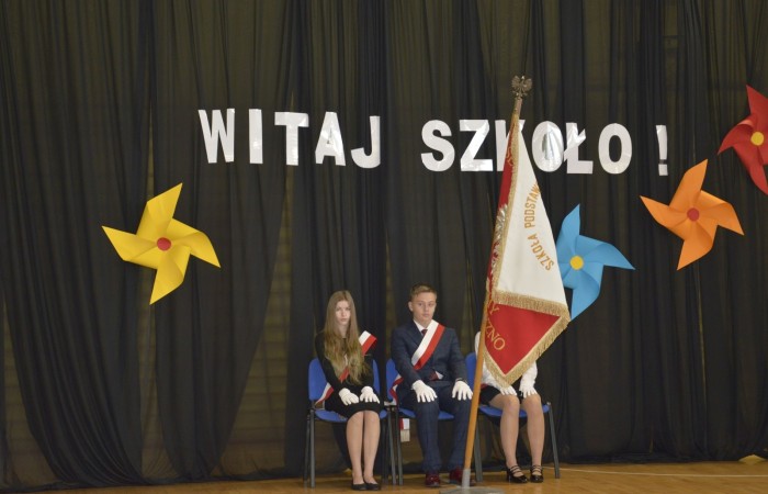 4 września uczniowie naszej szkoły uczestniczyli w uroczystej inauguracji roku szkolnego, którą przygotowali uczniowie klasy V a pod opieką p. Anny Cieśli. Natomiast oprawę muzyczną zapewniła p. Iwona Matukiewicz. 
Podczas występu były wesołe  wierszyki i szczere życzenia. Nie zabrakło też chwili powagi, podczas której wspominano rocznicę wybuchu II wojny światowej. 