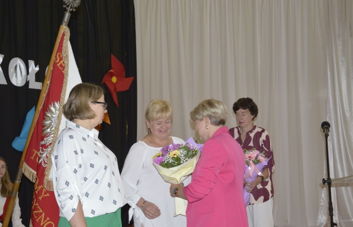 Podczas uroczystości kwiaty i podziękowania za wieloletnią pracę w zawodzie otrzymały: p. Marta Lasmanowicz i  p. Ewa Sidor, które w szkole pracują od 30 lat oraz p. Anna Cieśla ucząca w naszej szkole od 25 lat. 