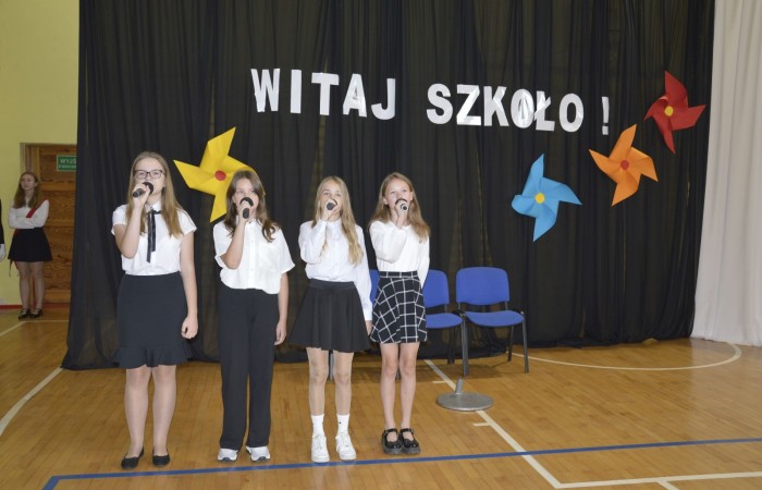 4 września uczniowie naszej szkoły uczestniczyli w uroczystej inauguracji roku szkolnego, którą przygotowali uczniowie klasy V a pod opieką p. Anny Cieśli. Natomiast oprawę muzyczną zapewniła p. Iwona Matukiewicz. 
Podczas występu były wesołe  wierszyki i szczere życzenia. Nie zabrakło też chwili powagi, podczas której wspominano rocznicę wybuchu II wojny światowej. 