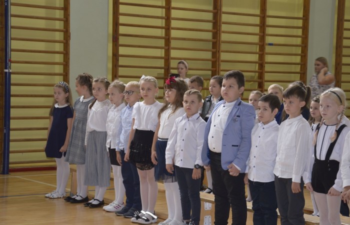 Ten dzień był szczególnie wyjątkowy dla uczniów klas pierwszych, którzy zgodnie z tradycją naszej szkoły, wraz z rozpoczęciem roku szkolnego przystąpili do uroczystego ślubowania. Pierwszaki złożyły obietnicę bycia dobrym uczniem, a tym samym zostały oficjalnie włączone do społeczności uczniowskiej.