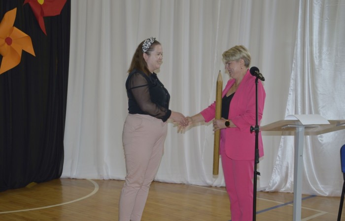 Ten dzień był szczególnie wyjątkowy dla uczniów klas pierwszych, którzy zgodnie z tradycją naszej szkoły, wraz z rozpoczęciem roku szkolnego przystąpili do uroczystego ślubowania. Pierwszaki złożyły obietnicę bycia dobrym uczniem, a tym samym zostały oficjalnie włączone do społeczności uczniowskiej.