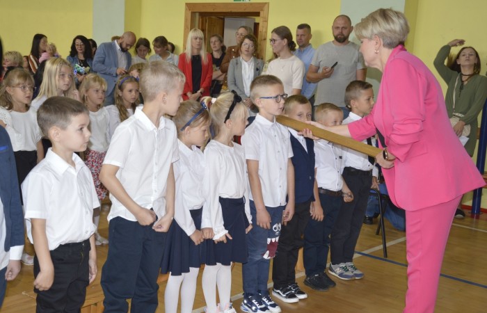 Ten dzień był szczególnie wyjątkowy dla uczniów klas pierwszych, którzy zgodnie z tradycją naszej szkoły, wraz z rozpoczęciem roku szkolnego przystąpili do uroczystego ślubowania. Pierwszaki złożyły obietnicę bycia dobrym uczniem, a tym samym zostały oficjalnie włączone do społeczności uczniowskiej.