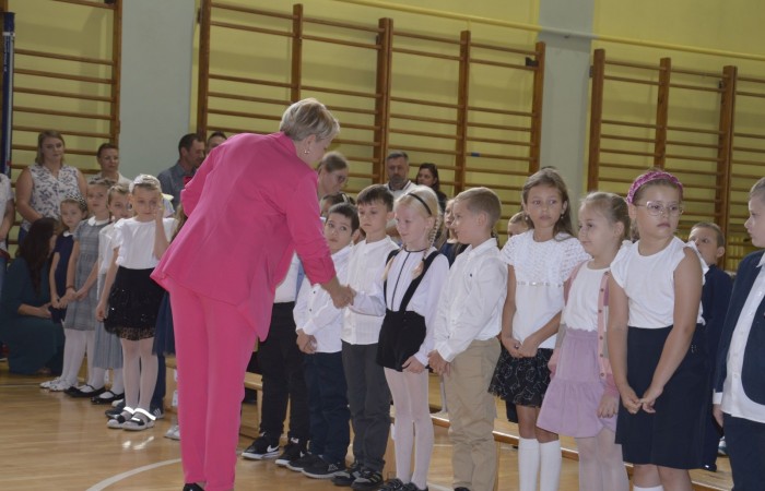 Ten dzień był szczególnie wyjątkowy dla uczniów klas pierwszych, którzy zgodnie z tradycją naszej szkoły, wraz z rozpoczęciem roku szkolnego przystąpili do uroczystego ślubowania. Pierwszaki złożyły obietnicę bycia dobrym uczniem, a tym samym zostały oficjalnie włączone do społeczności uczniowskiej.