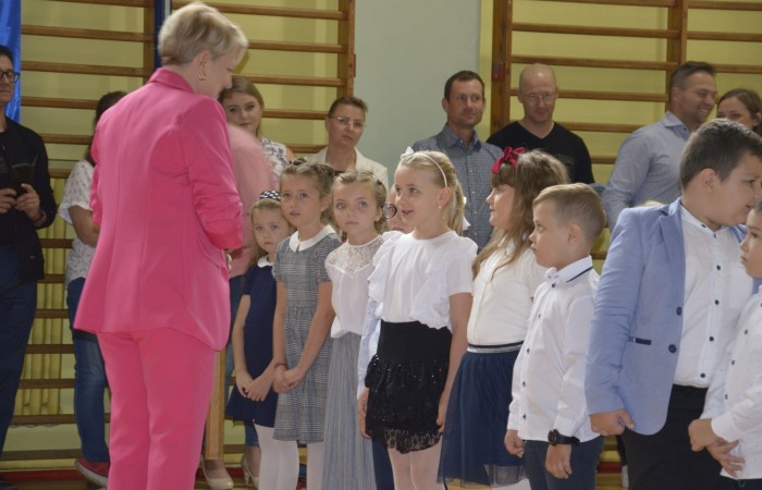 Ten dzień był szczególnie wyjątkowy dla uczniów klas pierwszych, którzy zgodnie z tradycją naszej szkoły, wraz z rozpoczęciem roku szkolnego przystąpili do uroczystego ślubowania. Pierwszaki złożyły obietnicę bycia dobrym uczniem, a tym samym zostały oficjalnie włączone do społeczności uczniowskiej.