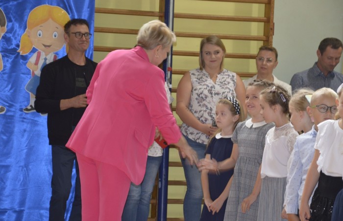 Ten dzień był szczególnie wyjątkowy dla uczniów klas pierwszych, którzy zgodnie z tradycją naszej szkoły, wraz z rozpoczęciem roku szkolnego przystąpili do uroczystego ślubowania. Pierwszaki złożyły obietnicę bycia dobrym uczniem, a tym samym zostały oficjalnie włączone do społeczności uczniowskiej.