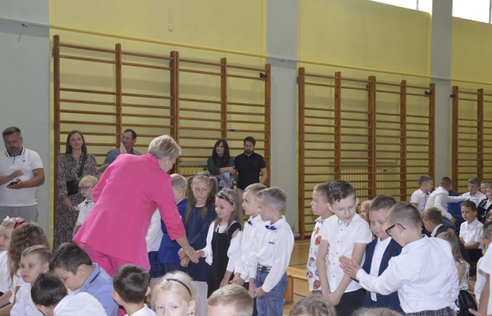 Ten dzień był szczególnie wyjątkowy dla uczniów klas pierwszych, którzy zgodnie z tradycją naszej szkoły, wraz z rozpoczęciem roku szkolnego przystąpili do uroczystego ślubowania. Pierwszaki złożyły obietnicę bycia dobrym uczniem, a tym samym zostały oficjalnie włączone do społeczności uczniowskiej.