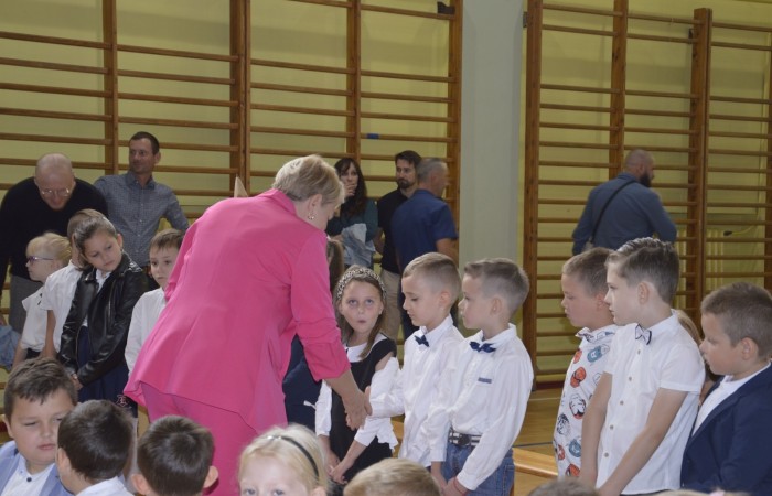 Ten dzień był szczególnie wyjątkowy dla uczniów klas pierwszych, którzy zgodnie z tradycją naszej szkoły, wraz z rozpoczęciem roku szkolnego przystąpili do uroczystego ślubowania. Pierwszaki złożyły obietnicę bycia dobrym uczniem, a tym samym zostały oficjalnie włączone do społeczności uczniowskiej.