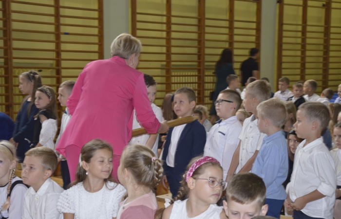 Ten dzień był szczególnie wyjątkowy dla uczniów klas pierwszych, którzy zgodnie z tradycją naszej szkoły, wraz z rozpoczęciem roku szkolnego przystąpili do uroczystego ślubowania. Pierwszaki złożyły obietnicę bycia dobrym uczniem, a tym samym zostały oficjalnie włączone do społeczności uczniowskiej.