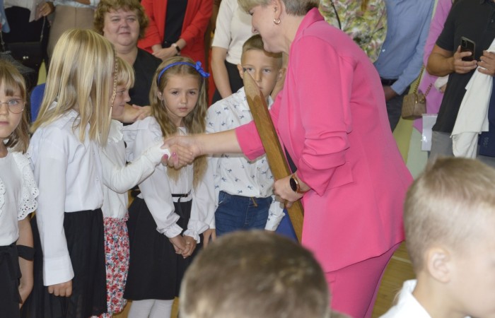 Ten dzień był szczególnie wyjątkowy dla uczniów klas pierwszych, którzy zgodnie z tradycją naszej szkoły, wraz z rozpoczęciem roku szkolnego przystąpili do uroczystego ślubowania. Pierwszaki złożyły obietnicę bycia dobrym uczniem, a tym samym zostały oficjalnie włączone do społeczności uczniowskiej.