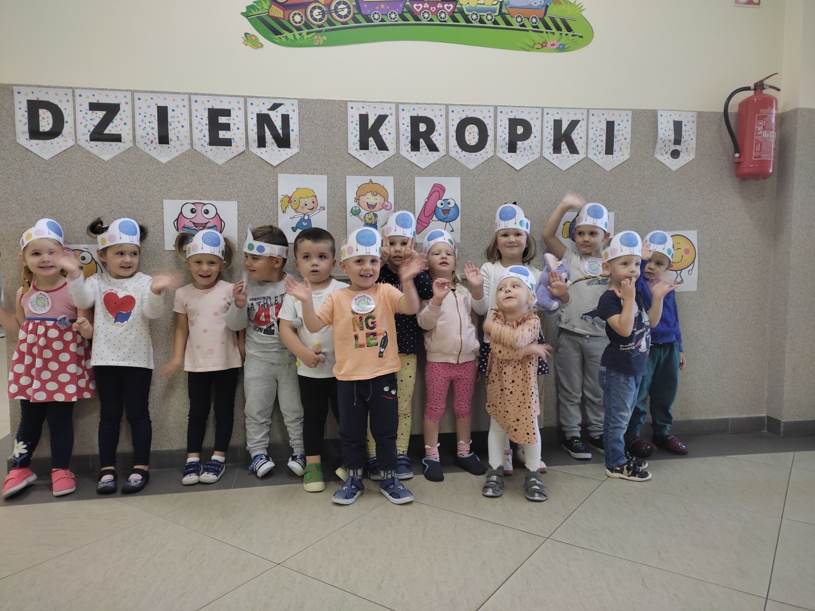    15 września w naszym przedszkolu odbył się Dzień Kropki.                             Dzieci przygotowały się do tego wydarzenia prezentując swoje pomysły i stroje?. Tego dnia przedszkolaki miały możliwość zapoznania z czym związane jest obchodzenie Dnia Kropki poprzez zaangażowanie w gry, zabawy ruchowe, kolorowanie a także malowanie kropek czerpiąc przy tym radość ze wspólnej zabawy….. 