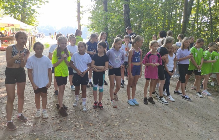 Było gorąco. Szczególnie za sprawą wyjątkowo, naprawdę letniej upalnej aury jak i atmosfery panującej tego dnia w Parku Ekologicznym w Pasłęku. Pierwsza sportowa impreza tego roku szkolnego – Mistrzostwa Powiatu Elbląskiego w Biegach Przełajowych 13.09.2023 r. już za nami.  Licząca 33 osoby reprezentacja naszej szkoły, godnie stawiła czoła drużynom m.in. z: Młynar, Rogajn, Rychlik, Godkowa, Tolkmicka, Pilony oraz zawodnikom szkół  SP 1 i SP 3 z Pasłęka.