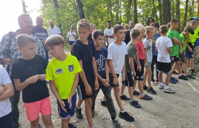 Było gorąco. Szczególnie za sprawą wyjątkowo, naprawdę letniej upalnej aury jak i atmosfery panującej tego dnia w Parku Ekologicznym w Pasłęku. Pierwsza sportowa impreza tego roku szkolnego – Mistrzostwa Powiatu Elbląskiego w Biegach Przełajowych 13.09.2023 r. już za nami.  Licząca 33 osoby reprezentacja naszej szkoły, godnie stawiła czoła drużynom m.in. z: Młynar, Rogajn, Rychlik, Godkowa, Tolkmicka, Pilony oraz zawodnikom szkół  SP 1 i SP 3 z Pasłęka.