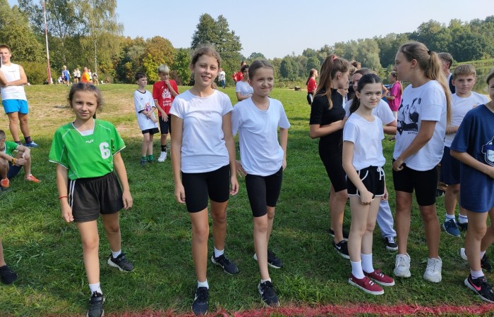 Było gorąco. Szczególnie za sprawą wyjątkowo, naprawdę letniej upalnej aury jak i atmosfery panującej tego dnia w Parku Ekologicznym w Pasłęku. Pierwsza sportowa impreza tego roku szkolnego – Mistrzostwa Powiatu Elbląskiego w Biegach Przełajowych 13.09.2023 r. już za nami.  Licząca 33 osoby reprezentacja naszej szkoły, godnie stawiła czoła drużynom m.in. z: Młynar, Rogajn, Rychlik, Godkowa, Tolkmicka, Pilony oraz zawodnikom szkół  SP 1 i SP 3 z Pasłęka.