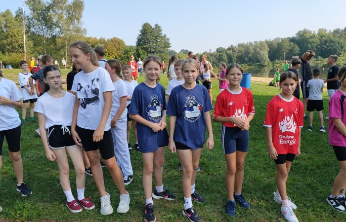 Było gorąco. Szczególnie za sprawą wyjątkowo, naprawdę letniej upalnej aury jak i atmosfery panującej tego dnia w Parku Ekologicznym w Pasłęku. Pierwsza sportowa impreza tego roku szkolnego – Mistrzostwa Powiatu Elbląskiego w Biegach Przełajowych 13.09.2023 r. już za nami.  Licząca 33 osoby reprezentacja naszej szkoły, godnie stawiła czoła drużynom m.in. z: Młynar, Rogajn, Rychlik, Godkowa, Tolkmicka, Pilony oraz zawodnikom szkół  SP 1 i SP 3 z Pasłęka.
